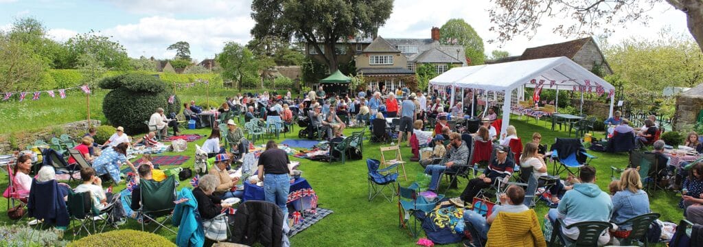 Coronation picnic crowd